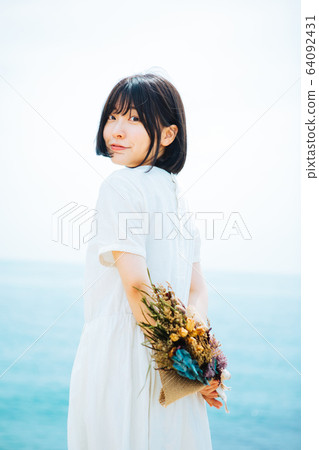 A woman with dry flower 64092431