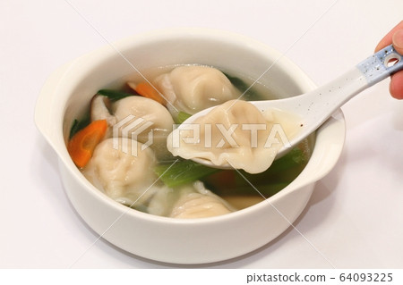 Dumpling soup 64093225