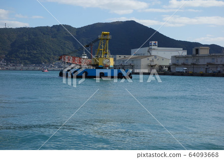 關門海峽和起重船 64093668