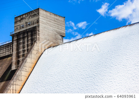Dam Wall Structure Water Over Flowing Closeup  64093961