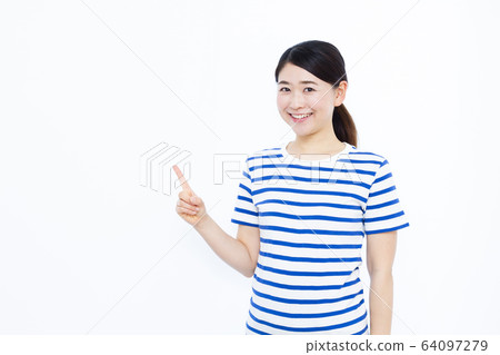 30多歲的女性 64097279