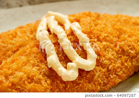 在白色炸魚中炸的汁。 64097287