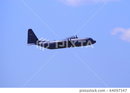 運輸飛機在藍藍的天空中飛翔 64097347