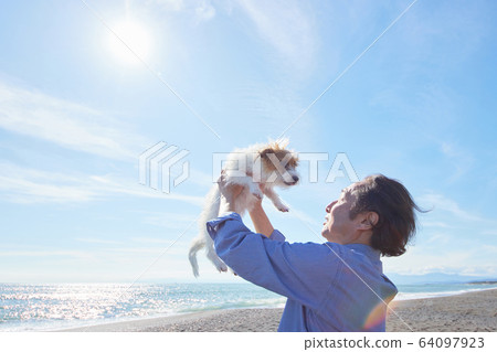 Senior man active dog sea dog 64097923