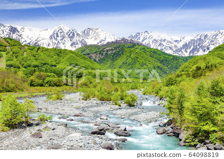 長野縣北安住郡白馬村白馬大橋的北阿爾卑斯山和白馬山 長野縣北安住郡白馬村白馬大橋的北阿爾卑斯山和白馬山 64098819