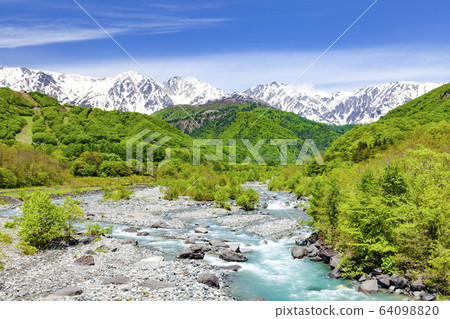 長野縣北安住郡白馬村白馬大橋的北阿爾卑斯山和白馬山 64098820