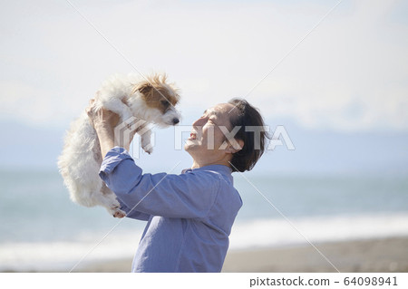Senior man active dog sea dog 64098941