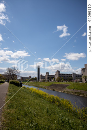 Spring landscape of Yamashina River (near Daigo) Spring landscape of Yamashina River (near Daigo) 64099110