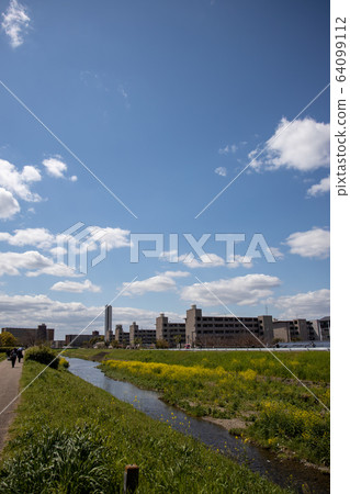 Spring landscape of Yamashina River (near Daigo) Spring landscape of Yamashina River (near Daigo) 64099112
