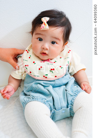 嬰兒向上看 64099360