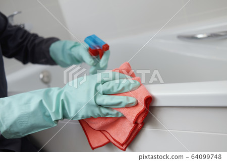 man cleaning the bathroom 64099748