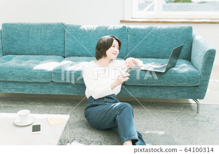 Sofa woman lifestyle 64100314