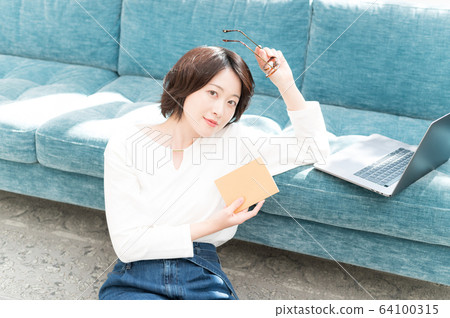 Sofa woman lifestyle 64100315