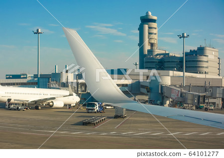 從飛機內部取走從航站樓突出的登機橋 從飛機內部取走從航站樓突出的登機橋 64101277