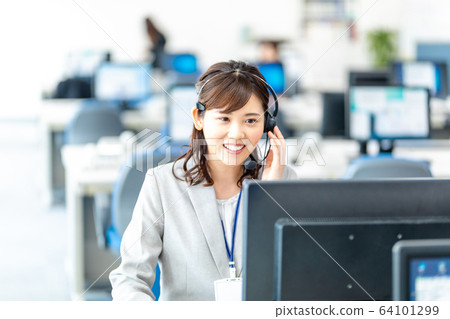 年輕的女操作員談收入 年輕的女操作員談收入 64101299