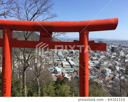 Town and red torii 64101310