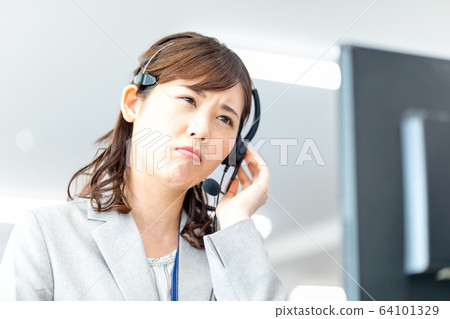 聽投訴的年輕女操作員 64101329