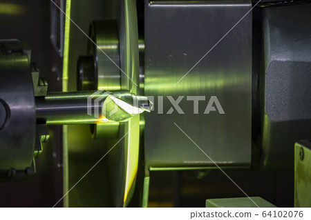 The operation of cutting tool making machine. The operation of cutting tool making machine. 64102076