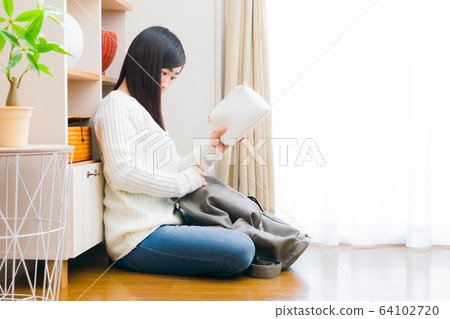 女人把小袋放在背包副本空間 64102720