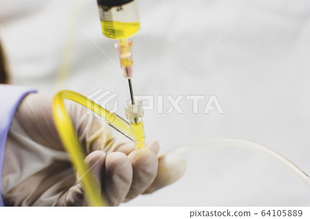 Hand inject the medication through a syringe into extension tube of normal saline 64105889