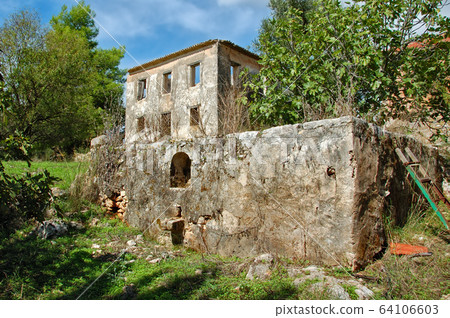 farm house ruins 64106603