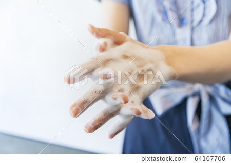 一個女人洗手 一個女人洗手 64107706