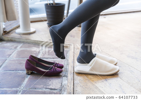 take off shoes 64107733