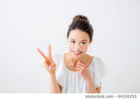 一個女人帶著微笑 64108293