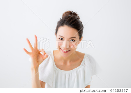 一個女人帶著微笑 64108357