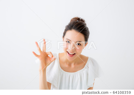 一個女人帶著微笑 64108359