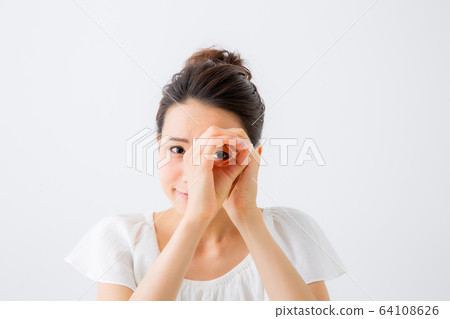 Peeping woman 64108626