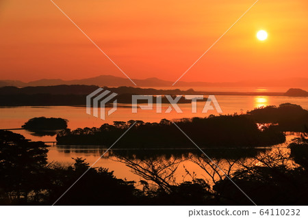 [宮城縣]日出時的松島灣（日本三景） 64110232