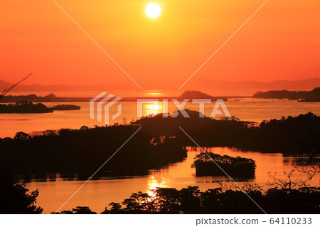 [宮城縣]日出時的松島灣（日本三景） 64110233