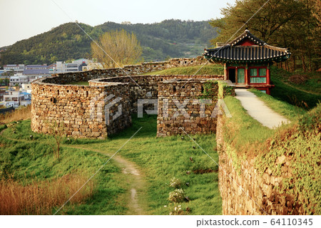 全羅北道高昌郡高昌邑城韓國美麗的道路 64110345