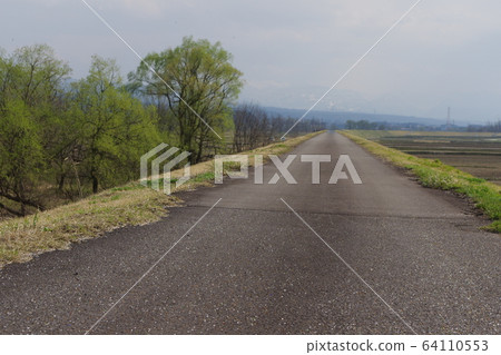 A promenade 64110553