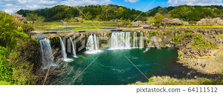 Harajiri Waterfall_A waterfall that suddenly appears in the middle of the Ogata Plain, 120m wide and 20m high, Niagara Falls in Oita Harajiri Waterfall_A waterfall that suddenly appears in the middle of the Ogata Plain, 120m wide and 20m high, Niagara Falls in Oita 64111512