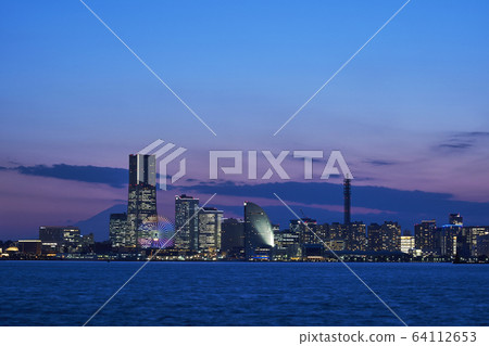 Yokohama night view (from Daikoku Pier) 64112653