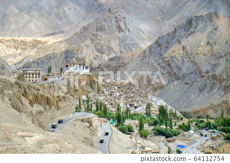 從印度拉達克地區經拉馬耶爾（Lamayur）到贊斯卡爾（Zanskar）的旅行時的風景，據說這是一個與世隔絕的島嶼。 64112754