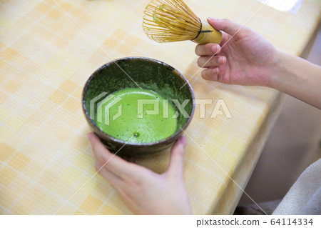 Hands with Matcha 64114334