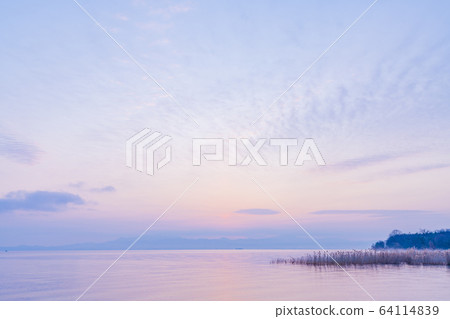 滋賀縣琵琶湖 64114839