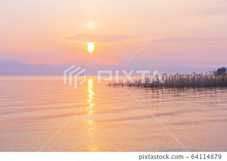 滋賀縣琵琶湖 64114879