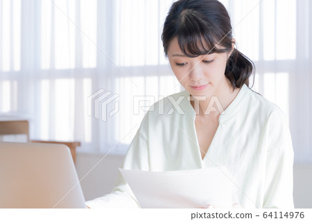 Woman PC Telecommuting Woman PC Telecommuting 64114976