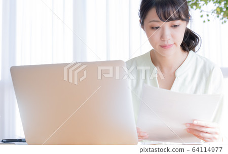 Woman PC Telecommuting Woman PC Telecommuting 64114977