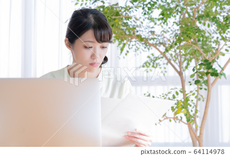 Woman PC Telecommuting Woman PC Telecommuting 64114978