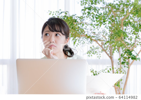 Woman PC Telecommuting Woman PC Telecommuting 64114982