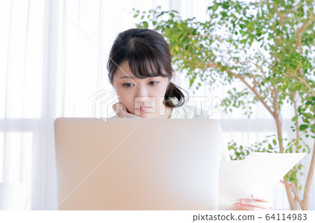 Woman PC Telecommuting Woman PC Telecommuting 64114983