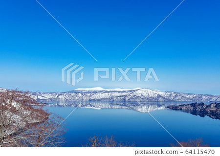 [青森十和田湖]反映八甲田山脈的十和田湖的水鏡 64115470