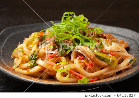 stir-fried udon  64115827