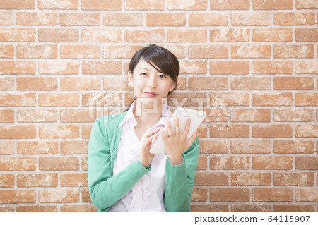 一個女人與一台平板電腦 64115907