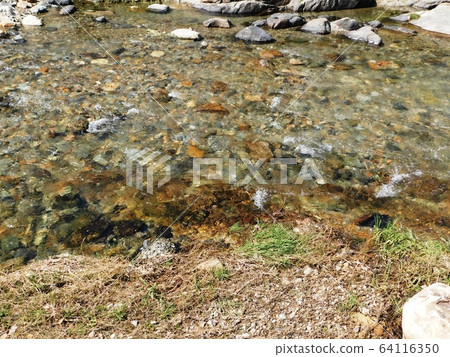 安神河兩岸的岩石 64116350